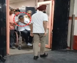 IRS अधिकारी गौरव गर्ग को व्हील चेयर से सिविल अस्पताल ले जाते कर्मचारी।
