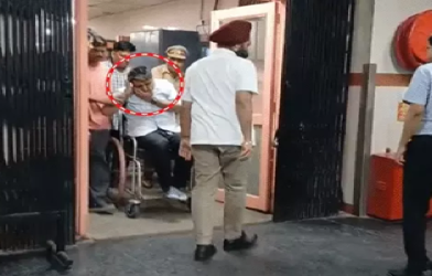 IRS अधिकारी गौरव गर्ग को व्हील चेयर से सिविल अस्पताल ले जाते कर्मचारी।
