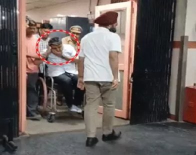 IRS अधिकारी गौरव गर्ग को व्हील चेयर से सिविल अस्पताल ले जाते कर्मचारी।