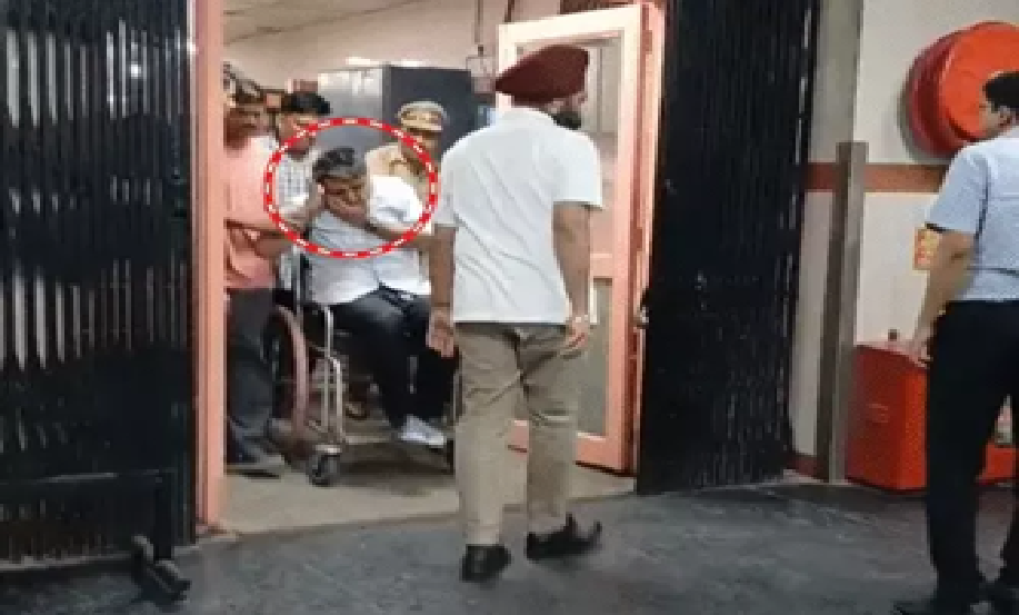 IRS अधिकारी गौरव गर्ग को व्हील चेयर से सिविल अस्पताल ले जाते कर्मचारी।